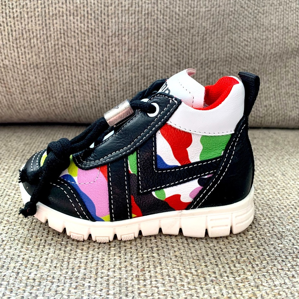Leather sneakers size 4 Unisex